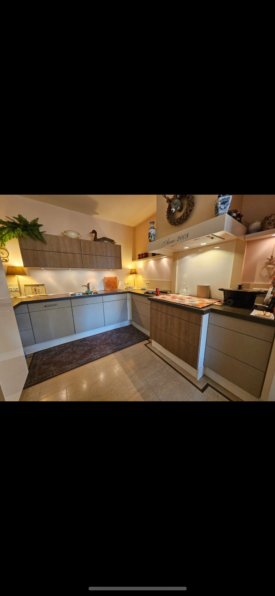 Keuken gewrapt: wit naar antracietlook met houtaccent