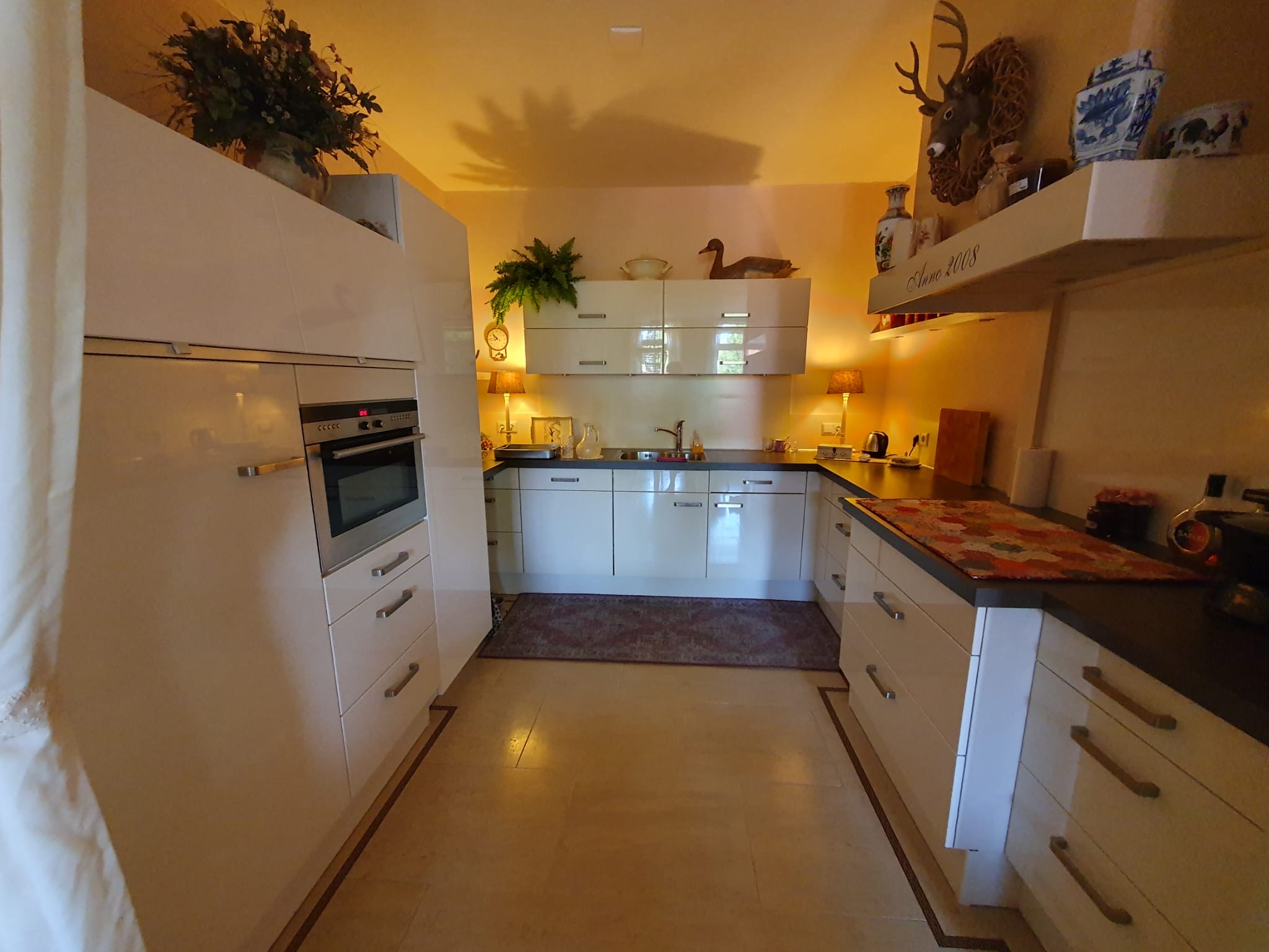 Keuken gewrapt: wit naar antracietlook met houtaccent - Voor