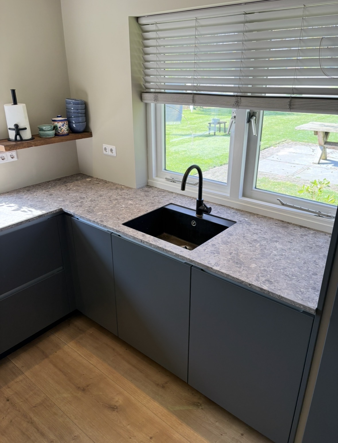 Keuken in mat antraciet met steenlook werkblad